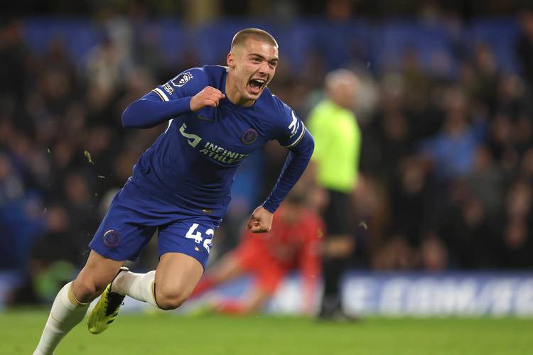 骑士新赛季表现下滑，爆冷输给马刺，主场优势助力取胜，马刺虽缺主力仍保持竞争力。