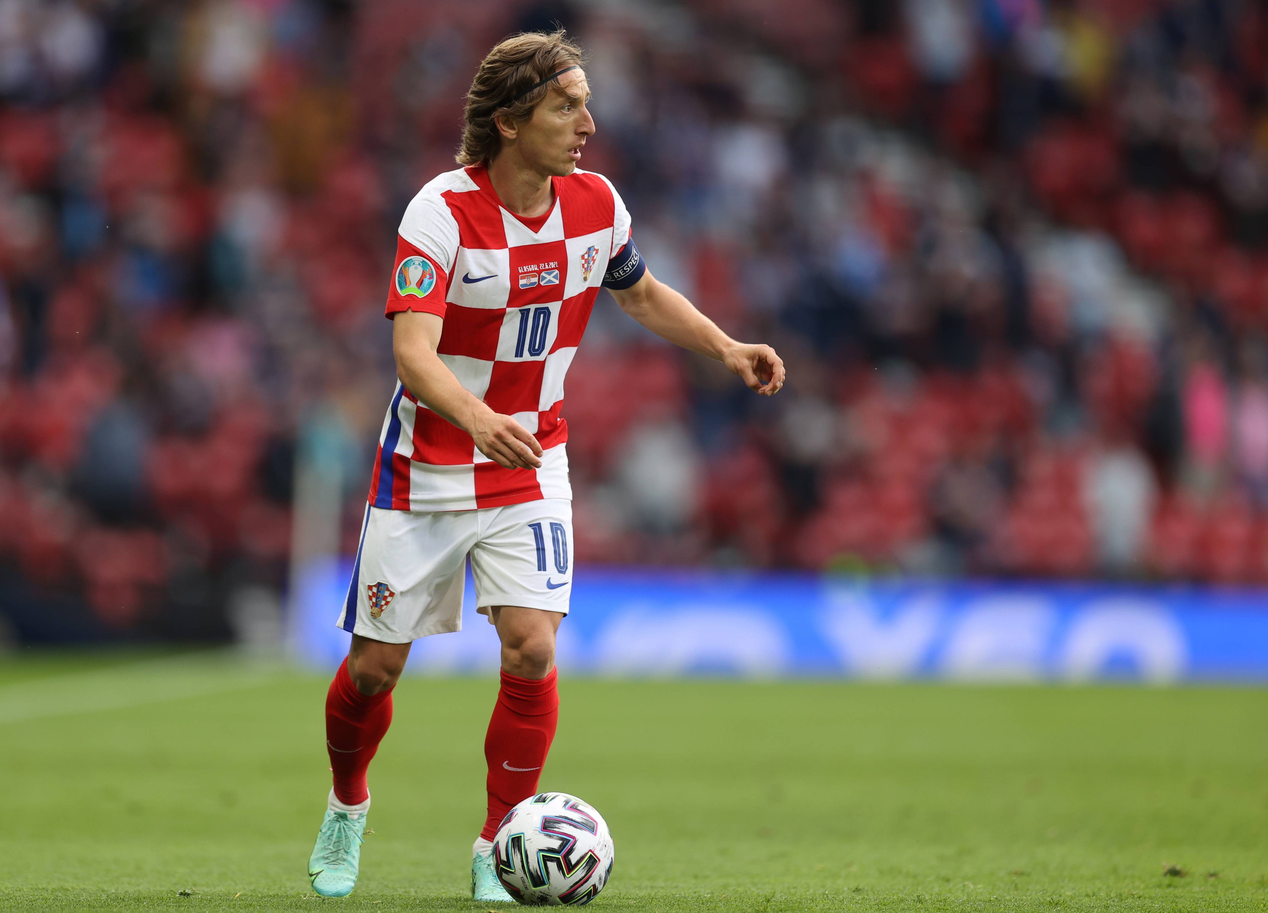 申花3-1津门虎连续两年屈居亚军，李嗣镕首秀即破门，吴曦点射