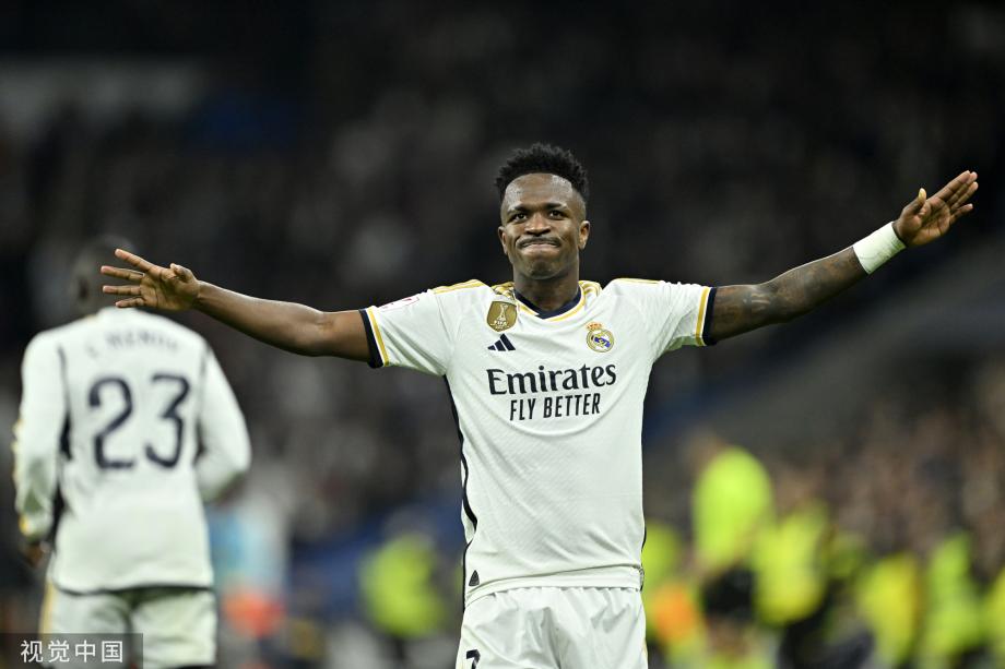 北京男篮在俱乐部杯首战惨败，内线劣势明显，外援表现疲软，青岛男篮以较大优势取胜。