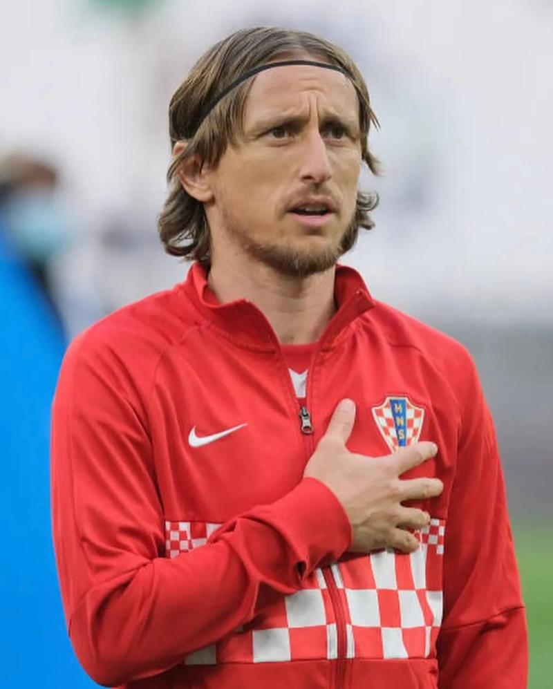 躺着进球，热那亚前锋科隆博在倒地情况下一脚完成破门